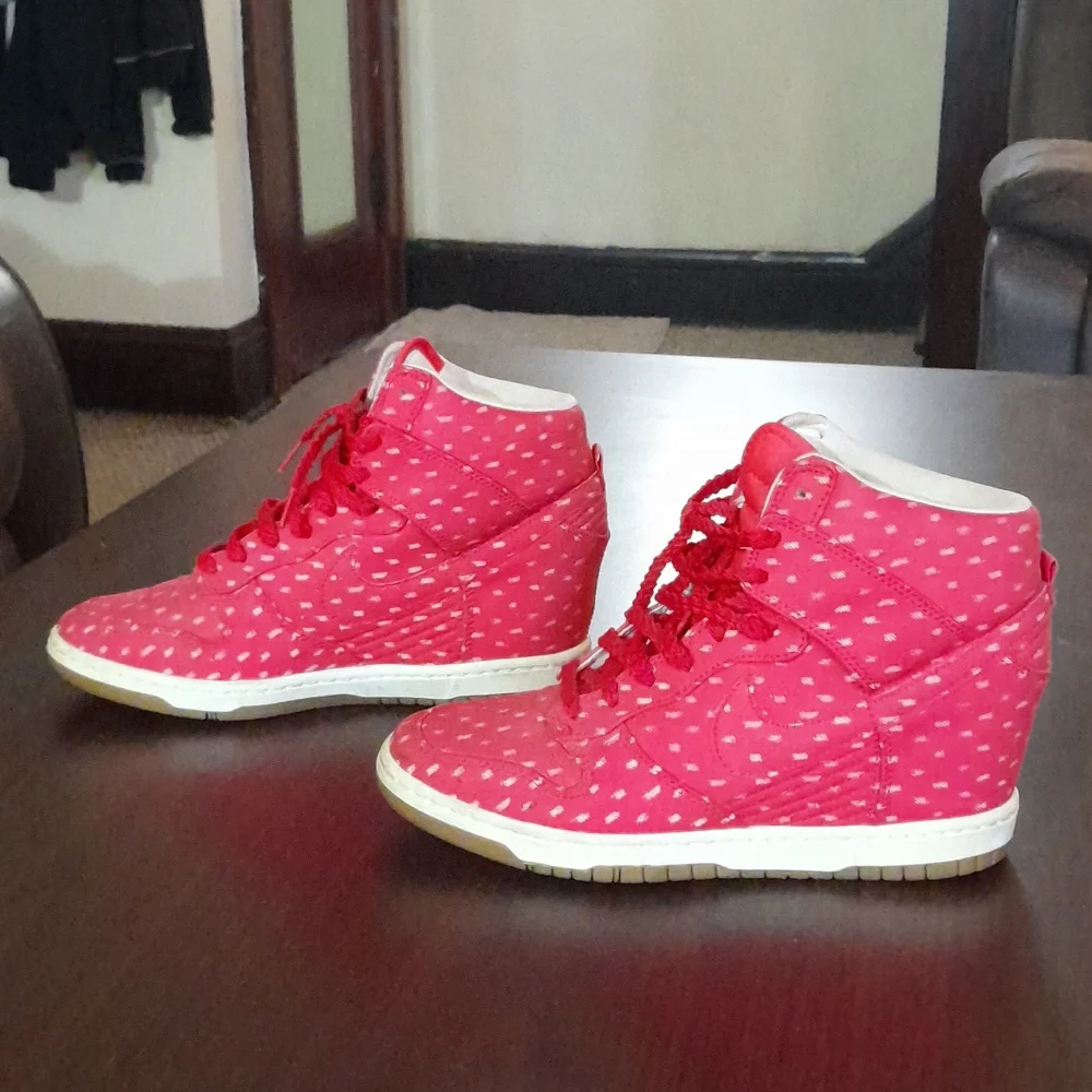 Nike hidden heel shoes. Red and white in excellent used shoes - Picture 2 of 5